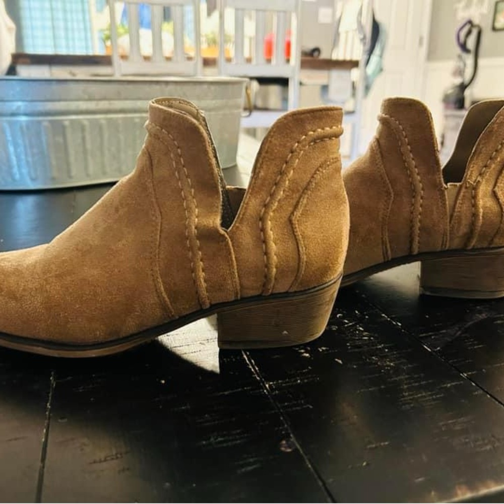 Women’s size 6 Booties